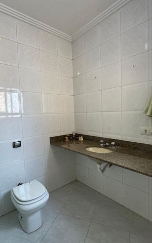 Casa de condomínio para alugar com 254m², 4 quartos e 11 vagas Casa de condomínio para alugar com 254m², 4 quartos e 11 vagasBanheiro da Suíte 1