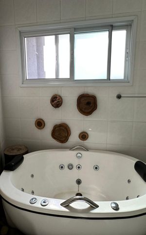 Casa de condomínio para alugar com 254m², 4 quartos e 11 vagas Casa de condomínio para alugar com 254m², 4 quartos e 11 vagasBanheiro da Suíte 2