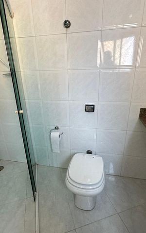 Casa de condomínio para alugar com 254m², 4 quartos e 11 vagas Casa de condomínio para alugar com 254m², 4 quartos e 11 vagasBanheiro da Suíte 1