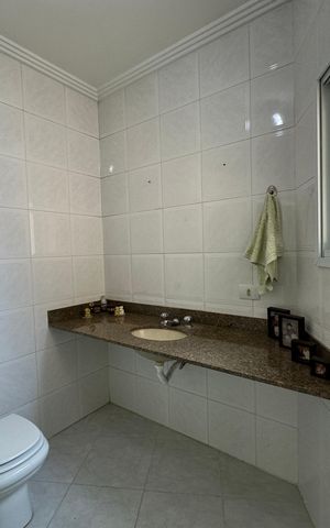 Casa de condomínio para alugar com 254m², 4 quartos e 11 vagas Casa de condomínio para alugar com 254m², 4 quartos e 11 vagasBanheiro da Suíte 1