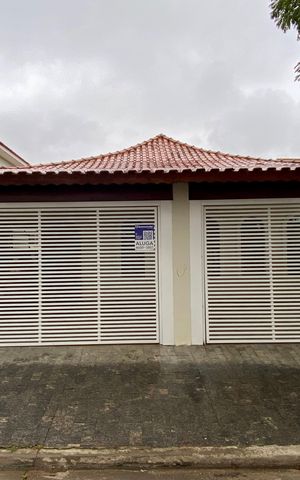 Casa para alugar com 250m², 4 quartos e 4 vagas Casa para alugar com 250m², 4 quartos e 4 vagasPlaca instalada na fachada do imóvel