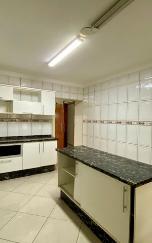 Casa para alugar com 250m², 4 quartos e 4 vagas Casa para alugar com 250m², 4 quartos e 4 vagasCozinha