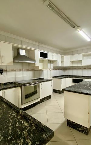 Casa para alugar com 250m², 4 quartos e 4 vagas Casa para alugar com 250m², 4 quartos e 4 vagasCozinha