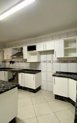 Casa para alugar com 250m², 4 quartos e 4 vagas Casa para alugar com 250m², 4 quartos e 4 vagasCozinha