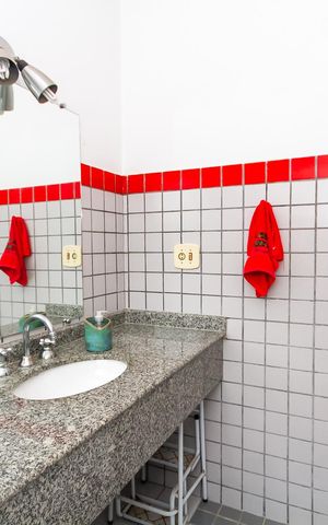 Casa de condomínio à venda com 435m², 5 quartos e 6 vagas Casa de condomínio à venda com 435m², 5 quartos e 6 vagasBanheiro da Suíte 3