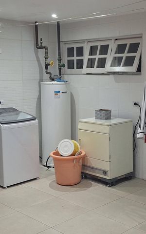 Casa de condomínio à venda com 435m², 4 quartos e 6 vagas Casa de condomínio à venda com 435m², 4 quartos e 6 vagasLavanderia