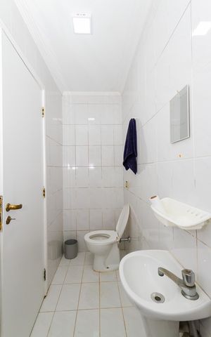 Casa de condomínio à venda com 435m², 5 quartos e 6 vagas Casa de condomínio à venda com 435m², 5 quartos e 6 vagasBanheiro de Serviço