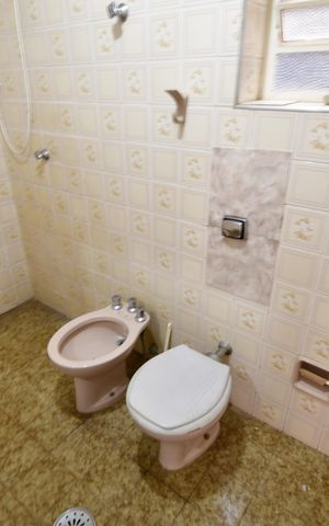 Casa à venda com 200m², 3 quartos e 2 vagasBanheiro
