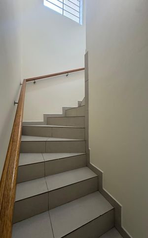 Casa à venda com 214m², 3 quartos e 2 vagas Casa à venda com 214m², 3 quartos e 2 vagasEscada