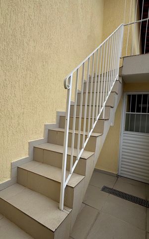 Casa à venda com 214m², 3 quartos e 2 vagas Casa à venda com 214m², 3 quartos e 2 vagasEscada