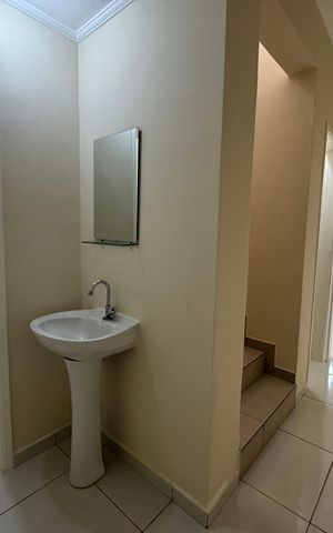 Casa à venda com 214m², 3 quartos e 2 vagas Casa à venda com 214m², 3 quartos e 2 vagasLavabo