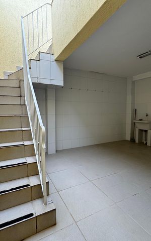 Casa à venda com 214m², 3 quartos e 2 vagas Casa à venda com 214m², 3 quartos e 2 vagasEscada