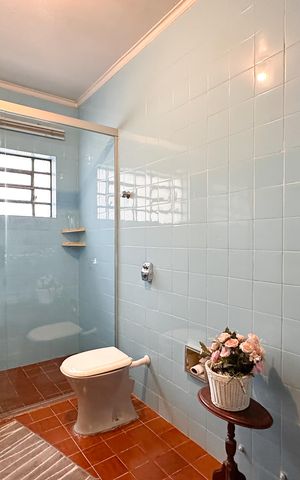 Casa à venda com 387m², 6 quartos e 7 vagas Casa à venda com 387m², 6 quartos e 7 vagasBanheiro Social - Casa 2