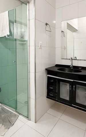 Casa à venda com 387m², 6 quartos e 7 vagas Casa à venda com 387m², 6 quartos e 7 vagasBanheiro da Suíte - Casa 1