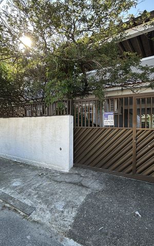 Casa à venda com 237m², 4 quartos e 3 vagasFachada + placa