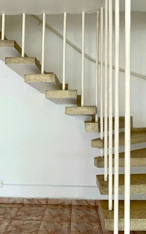 Casa para alugar com 137m², 3 quartos e 2 vagas Casa para alugar com 137m², 3 quartos e 2 vagasEscada