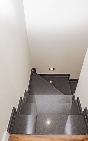Casa à venda com 127m², 3 quartos e 2 vagas Casa à venda com 127m², 3 quartos e 2 vagasEscada