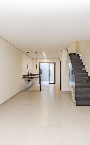 Casa à venda com 127m², 3 quartos e 2 vagas Casa à venda com 127m², 3 quartos e 2 vagasSala