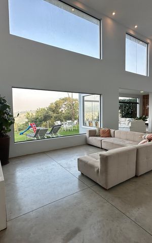 Casa à venda com 2967m², 3 quartos e 4 vagas Casa à venda com 2967m², 3 quartos e 4 vagasSala