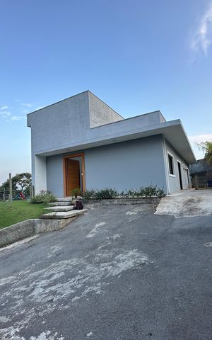Casa à venda com 2967m², 3 quartos e 4 vagas Casa à venda com 2967m², 3 quartos e 4 vagasFachada