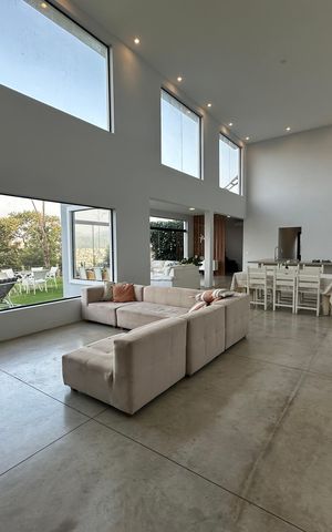 Casa à venda com 2967m², 3 quartos e 4 vagas Casa à venda com 2967m², 3 quartos e 4 vagasSala
