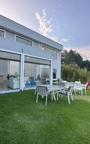 Casa à venda com 2967m², 3 quartos e 4 vagas Casa à venda com 2967m², 3 quartos e 4 vagasVaranda