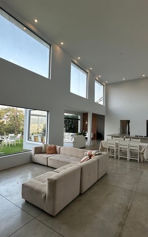 Casa à venda com 2967m², 3 quartos e 4 vagas Casa à venda com 2967m², 3 quartos e 4 vagasSala
