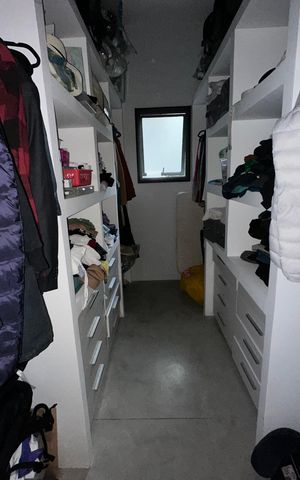 Casa à venda com 2967m², 3 quartos e 4 vagas Casa à venda com 2967m², 3 quartos e 4 vagasCloset da suíte