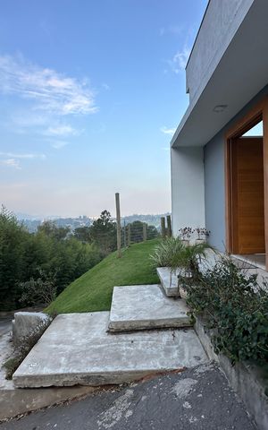 Casa à venda com 2967m², 3 quartos e 4 vagas Casa à venda com 2967m², 3 quartos e 4 vagasFachada