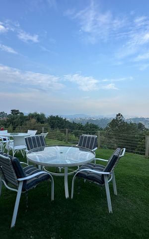 Casa à venda com 2967m², 3 quartos e 4 vagas Casa à venda com 2967m², 3 quartos e 4 vagasVaranda