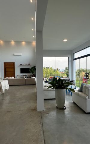 Casa à venda com 2967m², 3 quartos e 4 vagas Casa à venda com 2967m², 3 quartos e 4 vagasSala