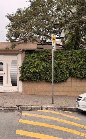 Casa para alugar com 250m², 4 quartos e 2 vagas Casa para alugar com 250m², 4 quartos e 2 vagasFachada