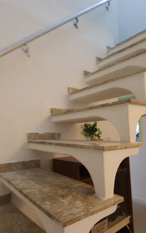 Casa à venda com 170m², 5 quartos e 2 vagasEscada