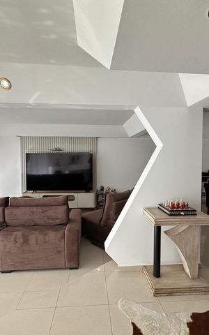 Casa de condomínio para alugar com 348m², 4 quartos e 6 vagas Casa de condomínio para alugar com 348m², 4 quartos e 6 vagasSala