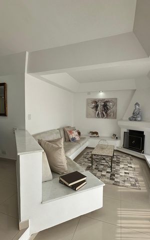 Casa de condomínio para alugar com 348m², 4 quartos e 6 vagas Casa de condomínio para alugar com 348m², 4 quartos e 6 vagasSala