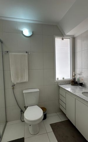 Casa de condomínio para alugar com 348m², 4 quartos e 6 vagas Casa de condomínio para alugar com 348m², 4 quartos e 6 vagasBanheiro social