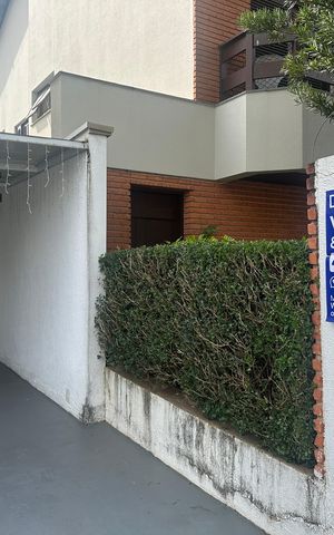 Casa de condomínio para alugar com 348m², 4 quartos e 6 vagas Casa de condomínio para alugar com 348m², 4 quartos e 6 vagasFachada