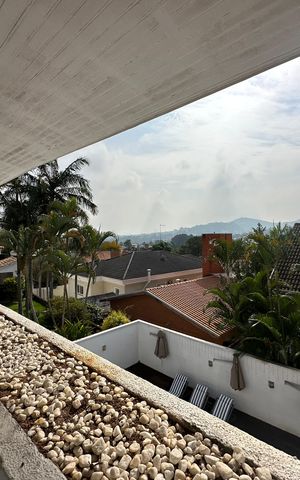 Casa de condomínio para alugar com 348m², 4 quartos e 6 vagas Casa de condomínio para alugar com 348m², 4 quartos e 6 vagasVaranda