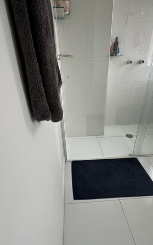 Casa de condomínio para alugar com 348m², 4 quartos e 6 vagas Casa de condomínio para alugar com 348m², 4 quartos e 6 vagasBanheiro da Suíte 1