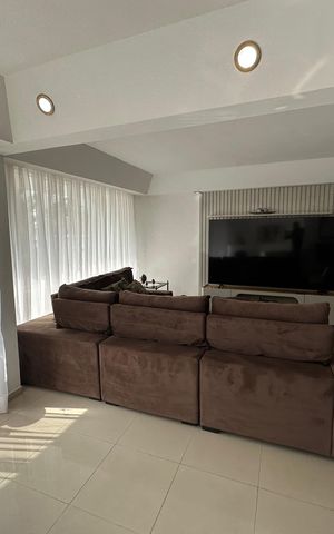 Casa de condomínio para alugar com 348m², 4 quartos e 6 vagas Casa de condomínio para alugar com 348m², 4 quartos e 6 vagasSala