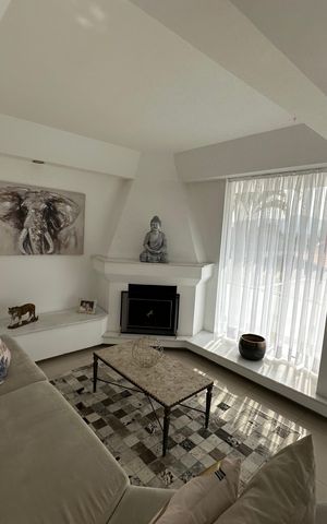Casa de condomínio para alugar com 348m², 4 quartos e 6 vagas Casa de condomínio para alugar com 348m², 4 quartos e 6 vagasSala