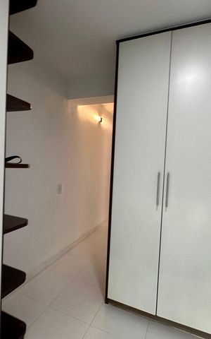 Casa de condomínio para alugar com 348m², 4 quartos e 6 vagas Casa de condomínio para alugar com 348m², 4 quartos e 6 vagasCloset da suíte 2