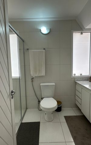 Casa de condomínio para alugar com 348m², 4 quartos e 6 vagas Casa de condomínio para alugar com 348m², 4 quartos e 6 vagasBanheiro social