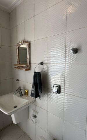 Casa de condomínio para alugar com 348m², 4 quartos e 6 vagas Casa de condomínio para alugar com 348m², 4 quartos e 6 vagasBanheiro de serviço