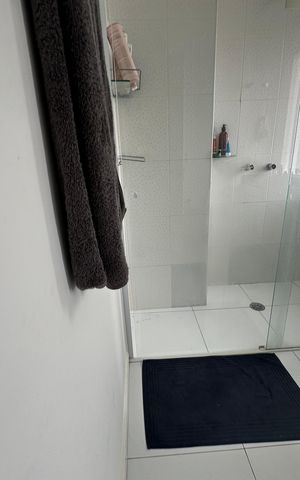 Casa de condomínio para alugar com 348m², 4 quartos e 6 vagas Casa de condomínio para alugar com 348m², 4 quartos e 6 vagasBanheiro da Suíte 1
