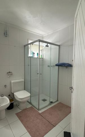 Casa de condomínio para alugar com 348m², 4 quartos e 6 vagas Casa de condomínio para alugar com 348m², 4 quartos e 6 vagasBanheiro da Suíte 2