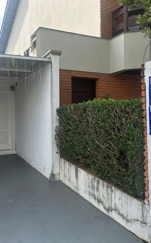 Casa de condomínio para alugar com 348m², 4 quartos e 6 vagas Casa de condomínio para alugar com 348m², 4 quartos e 6 vagasFachada
