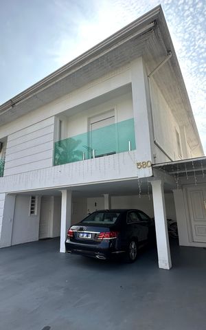 Casa de condomínio para alugar com 348m², 4 quartos e 6 vagas Casa de condomínio para alugar com 348m², 4 quartos e 6 vagasFachada