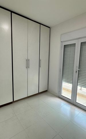 Casa de condomínio para alugar com 348m², 4 quartos e 6 vagas Casa de condomínio para alugar com 348m², 4 quartos e 6 vagasCloset da suíte 2