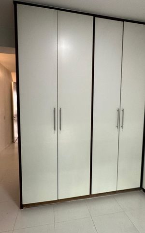 Casa de condomínio para alugar com 348m², 4 quartos e 6 vagas Casa de condomínio para alugar com 348m², 4 quartos e 6 vagasCloset da suíte 2